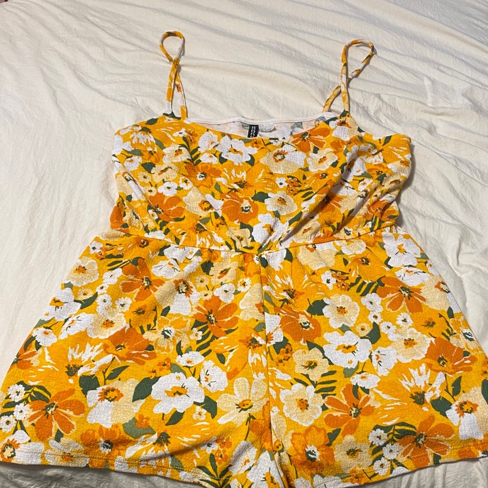 Divided Orange Romper with Floral Print - sz. L